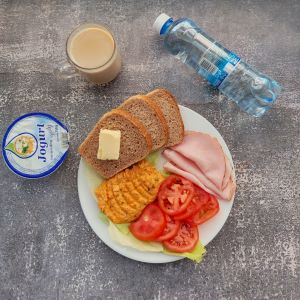 Dieta z ograniczeniem łatwoprzyswajalnych węglowodanów  Masło extra 82% Kawa zbożowa z mlekiem Chleb Graham Szynka Jogurt naturalny Woda mineralna Sałata lodowa Pasta twarogowa marchewkowo-selerowa Pomidor